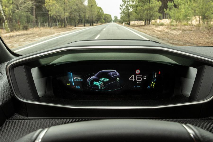 Панель приборов Peugeot e-208 2019 года  (WW) (фото 31 из 42)